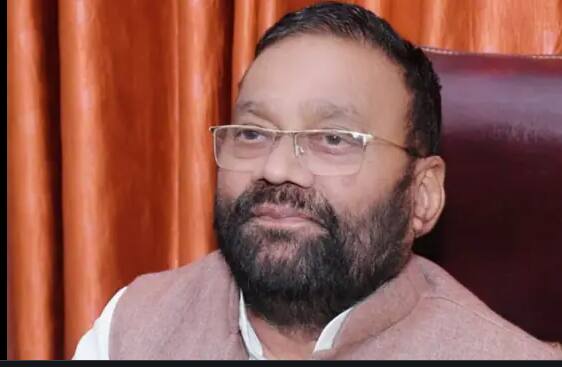 स्वामी प्रसाद मौर्य (Swami Prasad Maurya) ने पिछले दिनों BJP का दामन छोड़ दिया और साइकिल पर सवार हो गए हैं. यूपी में चुनाव की तारीख नजदीक आने साथ ही राजनीतिक हलचल तेज हो गई है. हाल ही में BJP का साथ छोड़ने वाले पूर्व मंत्री और विधायक स्वामी प्रसाद मौर्य शुक्रवार को समाजवादी पार्टी में शामिल हो गए.