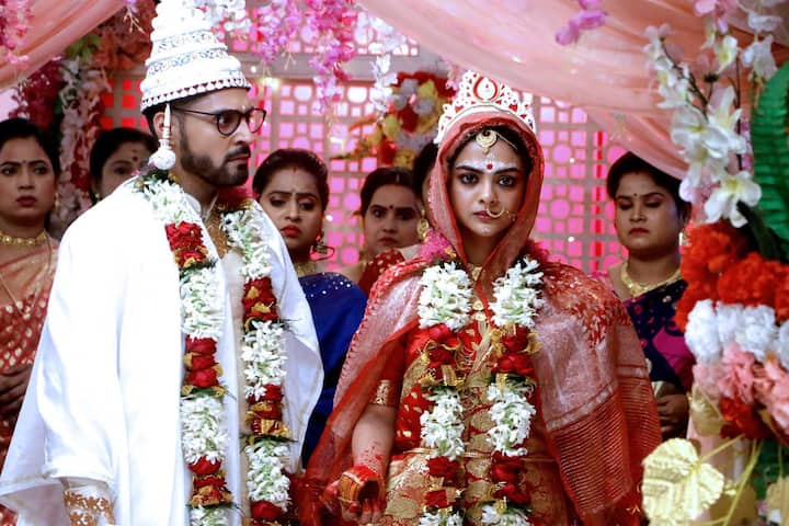 সোশ্যাল মিডিয়ায় হামেশাই সেট থেকে বিভিন্ন মুহূর্ত সোশ্যাল মিডিয়ায় শেয়ার করে নেন 'গাঁটছড়া'-র অভিনেতা অভিনেত্রীরা। নতুন জুটি মন কাড়বে দর্শকের? উত্তর দেবে সময়।