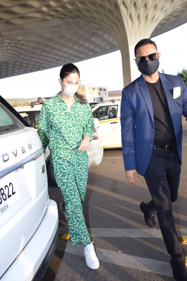 हाल ही में कैटरीना कैफ (Katrina Kaif) को एयरपोर्ट पर स्पॉट किया गया. जहां एक्ट्रेस कैजुअल लुक में दिखाई दीं.