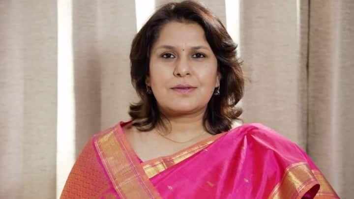 कांग्रेस पार्टी की प्रवक्ता सुप्रिया श्रीनेत के पति का नाम धीरेंद्र सिंह है. धीरेंद्र सिंह एक निजी फाइनेंस इंश्योरेंस कंपनी में काम करते हैं.