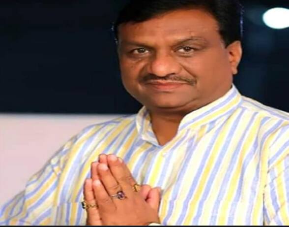 यूपी चुनाव से पहले बीजेपी छोड़ समाजवादी पार्टी में शामिल हुए तीन मंत्रियों और एक दर्जन विधायकों में से एक नाम डॉ.धर्म सिंह सैनी का भी शामिल है. डॉ.धर्म सिंह सैनी ने 13 जनवरी को BJP इस्‍तीफा देकर 14 जनवरी को SP में शामिल हुए थे. उन्होंने लखनऊ में सपा कार्यालय पर पूर्व मुख्‍यमंत्री अखिलेश यादव की मौजूदगी में शपथ ली थी. शपथ ग्रहण के दौरान सैनी ने वादा किया कि वह इस पार्टी में रहकर संविधान बचाने और दलित शोषितों को अत्याचार से बचाने का काम करेंगे.
