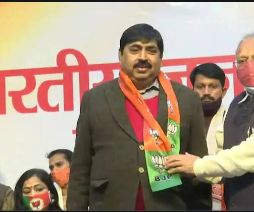 प्रमोद गुप्ता ने 21 जनवरी को लखनऊ में बीजेपी का दामन थामा. प्रमोद समाजवादी पार्टी के पूर्व विधायक हैं. उनके साथ कांग्रेस की पूर्व नेता प्रियंका मौर्य भी बीजेपी में शामिल हुईं. प्रेस कॉन्फ्रेंस में प्रमोद गुप्ता ने समाजवादी पार्टी और अखिलेश यादव पर जमकर निशाना साधा. उन्होंने आरोप लगाया कि नेताजी को कैद करके रखा है और कहीं भी निकलने नहीं दिया जा रहा.