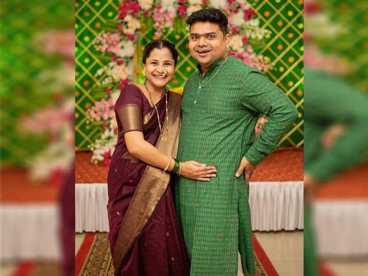 नव्या वर्षात मराठी मनोरंजन विश्वातील अनेक कलाकारांनी चाहत्यांना आनंदाची बातम्या दिल्या आहेत. कुणाचं लग्न ठरलंय, तर कुणाच्या घरी बाळाचं आगमन होणार आहे. (photo:sameer_khandekar_unofficial/ig)