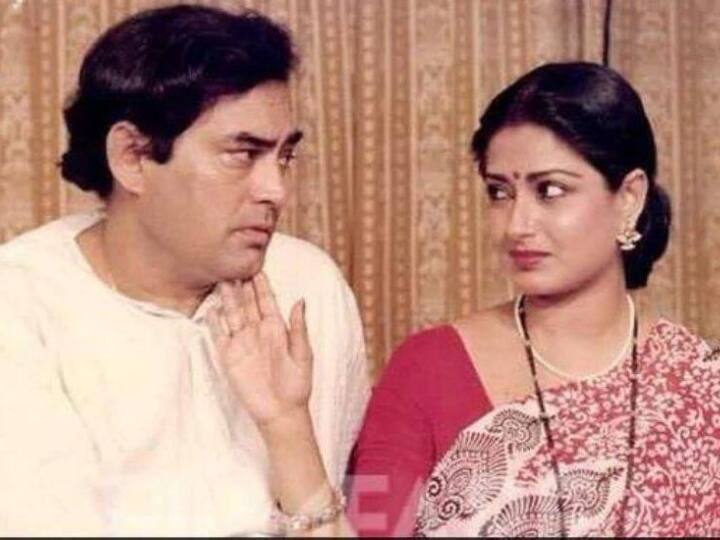 मौसमी चटर्जी और संजीव कुमार की फिल्म अंगर भी एक्ट्रा मैरिटल अफेयर पर बेस्ड थी.