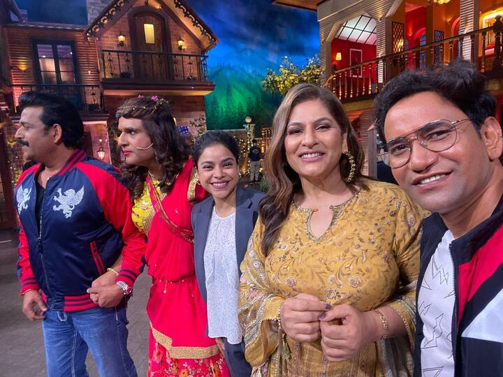 भोजपुरी स्टार दिनेश लाल यादव निरहुआ ने अपने इंस्टाग्राम पर शो की शूटिंग की कुछ तस्वीरें शेयर की है. जिसमें शो की पूरी टीम के साथ पोज देते नजर आ रहे हैं.