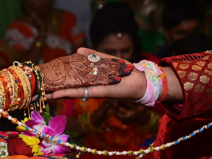 Odisha Man arrested marrying duping 14 women shadi ka muhurat viral news wedding season Trending: 54 वर्षीय शख्स ने 14 महिलाओं से की शादी, सच्चाई सामने आई तो पैरों के नीचे से खिसक गई जमीन