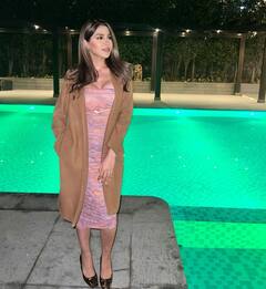 Nikki Tamboli Photos: ਸਵੀਮਿੰਗ ਪੂਲ ਦੇ ਕੰਡੇ ਪੋਜ਼ ਦਿੰਦੇ ਨਜ਼ਰ ਆਈ ਬਿੱਗ ਬੌਸ ਫੇਮ Nikki Tamboli ਦਾ ਕਿਲਰ ਲੁੱਕ