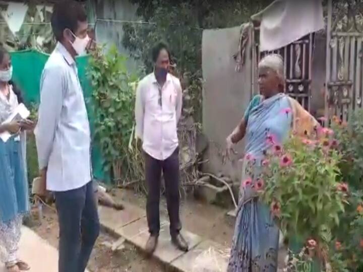 East Godavari rajanagaram old woman questions sachivalaya employees on OTS video viral Viral Video: ఓటీఎస్ కట్టమన్నందుకు వృద్ధురాలి వీరంగం... ఒకేసారి రూ.10 వేలు కట్టమంటే ఎలా అని ఆగ్రహం... వైరల్ అవుతోన్న వీడియో