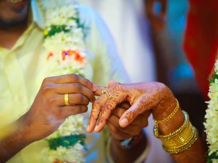 Bride marries cousin after groom slaps her for dancing at wedding function in Tamil Nadu Groom Slaps Bride: వధువును కొట్టిన వరుడు.. అదే ముహూర్తానికి కజిన్‌ను పెళ్లాడిన యువతి