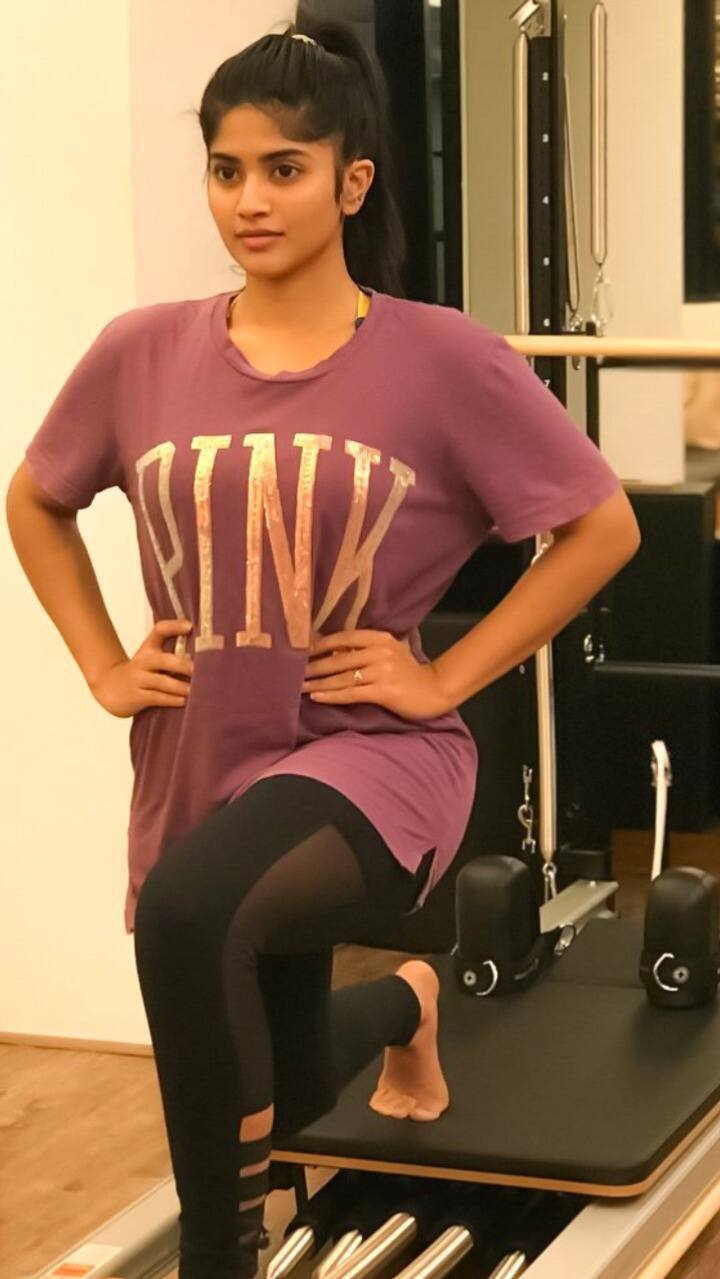பூமராங், வந்தா ராஜாவாதான் வருவேன் படத்தில் நாயகியாக நடித்துள்ளார்.