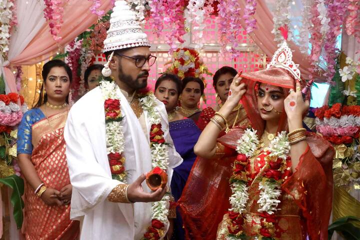 বাড়ির সবার অনুরোধে সম্মান রক্ষার্থে কিছুটা বাধ্য হয়ে কনের সাজেই বিয়ের পিঁড়িতে বসে খড়ি। কিন্তু সিঁদুরদানের মুহূর্তে নিজের ঘোমটা সরিয়ে ঋদ্ধিকে নিজের পরিচয় দেয় সে।
