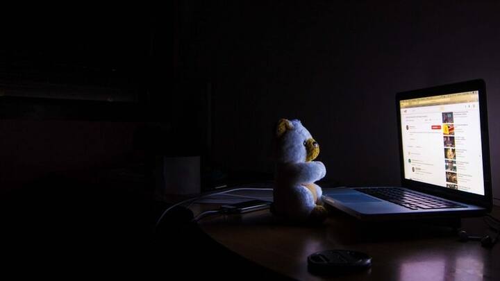 দিনের পর দিন এমন চললে অসুস্থ হয়ে পড়াই স্বাভাবিক। কিন্তু আজকের দিনে বহু মানুষই রাতজাগার সমস্যায় ভোগেন। বহু ক্ষণ শুয়ে থাকলে ঘুম আসে না, আবার একটানা ছ’ঘণ্টা ঘুমও হয় না।