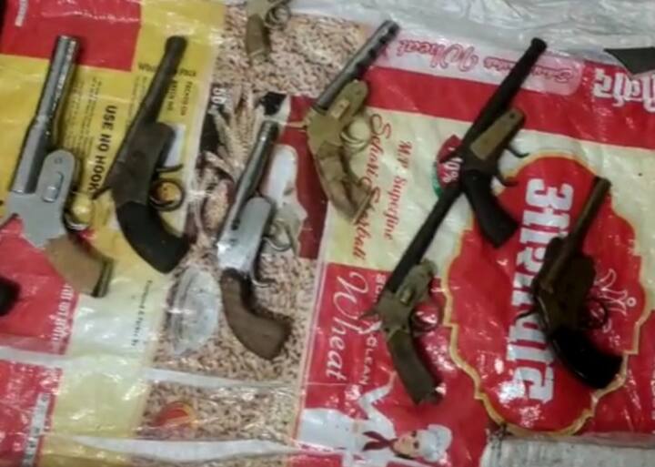 Delhi Police raids on illegal arms factory in Aligarh, used to supply weapons in NCR ANN 26 जनवरी से पहले बड़ी कामयाबी: अलीगढ़ में अवैध हथियार कारखाने पर दिल्ली पुलिस का छापा, NCR में सप्लाई होता था असला