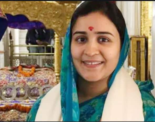 अपर्णा यादव यूपी के पूर्व मुख्यमंत्री मुलायम सिंह की दूसरी पत्नी साधना गुप्ता के बेटे प्रतीक यादव की पत्नी हैं. अपर्णा और प्रतीक ने 2011 में शादी की और उनकी एक बेटी है. बीते एक सप्ताह के दौरान अपर्णा यादव के सीएम योगी आदित्यनाथ से दो मुलाकातें हुईं. जिसके बाद से उनके बीजेपी में शामिल होने की अटलकें लग रही थीं. अब इन अटकलों को विराम लगाते हुए उन्होंने बीजेपी का दामन थाम लिया. हम आपको मुलायम सिंह यादव की छोटी बहू के बारे में 10 बातें बता रहे हैं जिससे आप अब तक अनजान हैं.