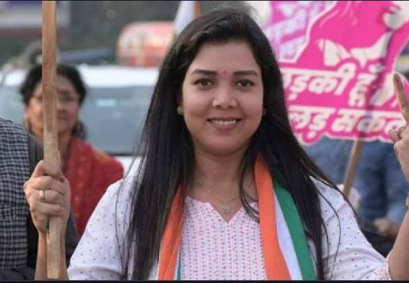 कांग्रेस के कैंपेन 'लड़की हूं लड़ सकती हूं' पोस्टर गर्ल प्रियंका मौर्या BJP में शामिल हो चुकी हैं. प्रियंका मौर्य ने कहा कि कांग्रेस ने उनका चेहरा इस्तेमाल किया और जब टिकट देने की बारी आयी तो मुकर गए. उन्होंने कहा कि मुझे BJP की नीतियों पर मुझे भरोसा है और यदि नेतृत्व विश्वास करेगा तो मैं चुनाव मैदान में उतरूँगी.