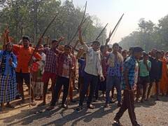 Chhattisgarh News: तीर-धनुष लेकर सिलगेर कैंप के सामने ग्रामीणों का उग्र आंदोलन, जानें क्या है उनकी मांग?