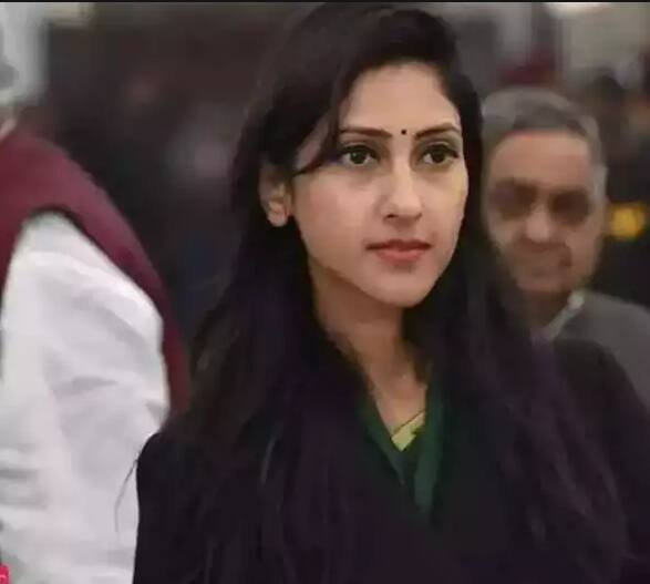 अदिति सिंह ने गुरुवार को कांग्रेस से इस्तीफा दे दिया और BJP में शामिल हो गईं. वह कांग्रेस की तरफ से 2017 में पहली बार चुनावी मैदान में उतरीं थीं और रायबरेली सीट अपने नाम किया था. अदिति सिंह कद्दावर बाहुबली नेता अखिलेश सिंह की बेटी हैं और यूपी विधानसभा की सबसे युवा सदस्यों में एक है.