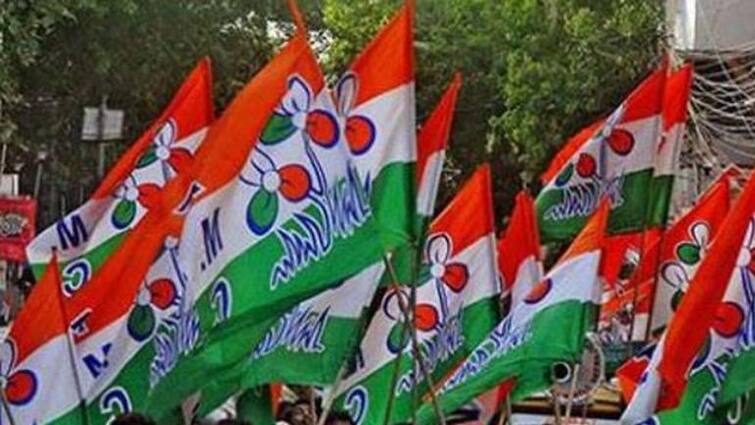 Netaji Jayanti 2022: TMC allegedly hoisted party flag before national flag in Jalpaiguri Netaji Jayanti 2022: নেতাজি জয়ন্তীতে জাতীয় পতাকার আগে তোলা হল তৃণমূলের দলীয় পতাকা! ভাইরাল ভিডিও ঘিরে জলপাইগুড়িতে বিতর্ক