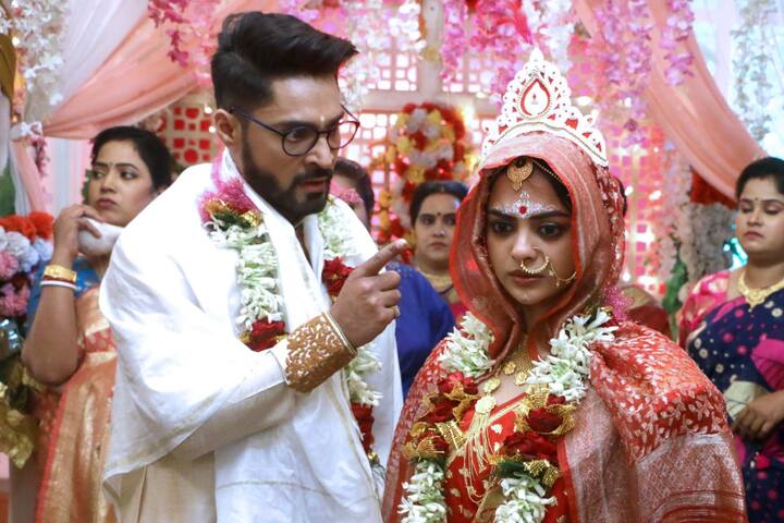 সম্প্রতি এই ধারাবাহিক ও চ্যানেলের তরফ থেকে একটি নতুন উদ্যোগ নেওয়া হয়েছে। স্টার জলসার নতুন ধারাবাহিক 'গাঁটছড়া' ও একটি আর্ট ফেস্টের উদ্যোগে নতুন করে সেজে উঠেছে বেহালা বাগানবাড়ি বস্তি। দেওয়ালে দেওয়ালে ফুটে উঠেছে বিয়ের বিভিন্ন ছবি। আর এই পরিকল্পনা নাকি ধারাবাহিকের খড়ি ওরফে সোলাঙ্কি রায়ের (Solanki Roy)।