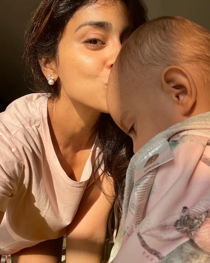 కుమార్తెతో... (Image courtesy - @ Shriya Saran/Instagram)