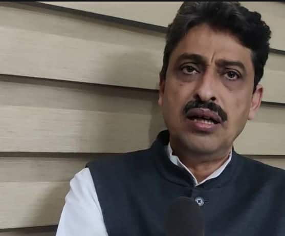 सहारनपुर से कांग्रेस के तेजतर्रार नेता और राष्ट्रीय सचिव इमरान मसूद ने 10 जनवरी को पार्टी छोड़ सपा में शामिल होने का ऐलान किया था. इमरान मसूद कांग्रेस का बड़ा चेहरा माने जाते हैं. वे 2007 में यूपी की मुजफ्फराबाद सीट से विधानसभा चुनाव लड़ चुके हैं. यहां से निर्दलीय विधायक चुने गए थे. इसके बाद वे 2014 और 2019 में लोकसभा चुना लड़ चुके हैं. हालांकि, दोनों बार उन्हें हार का सामना करना पड़ा.