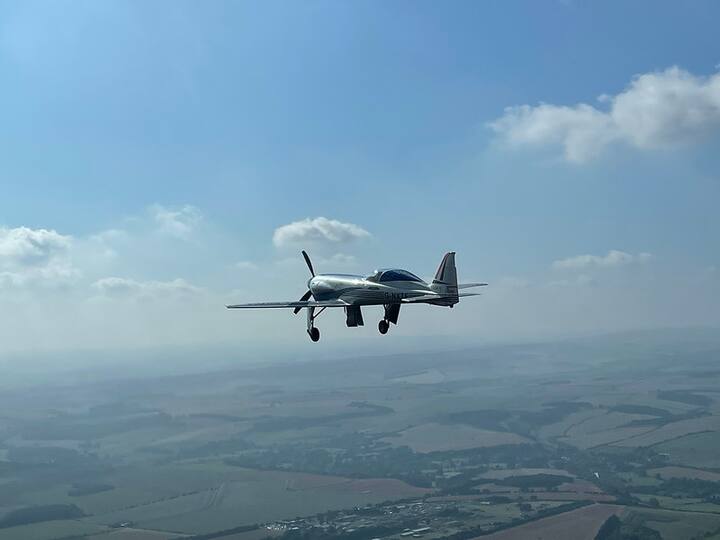 एयरक्राफ्ट में 400Kw की इलेक्ट्रिक मोटर लगी है. यह मोटर एक सुपरकार के बराबर 534bhp की पावर जनरेट करने में सक्षम है. इसके फ्रंट में लगा प्रॉपलर रोटेशन एक मिनट में 2200 राउंड घूमता है.