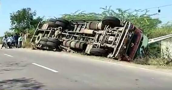 KarimNagar - Nizamabad highway: కొత్తపల్లి దాటక కెనాల్ దగ్గర వచ్చే మలుపుతో ప్రమాదాలు