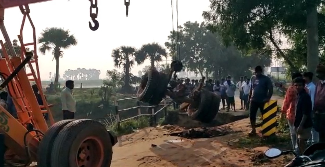 Bridge Collapse In Nellore: ప్రమాదం దాటితేనే కడుపు నిండేది.. చదువు  వచ్చేది