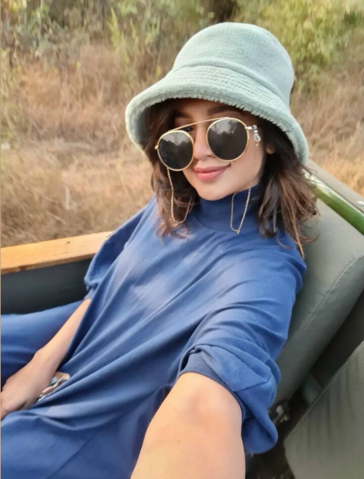 సఫారీ మధ్యలో ఓ సెల్ఫీ (Image courtesy - @Tejaswi Madivada/Instagram)