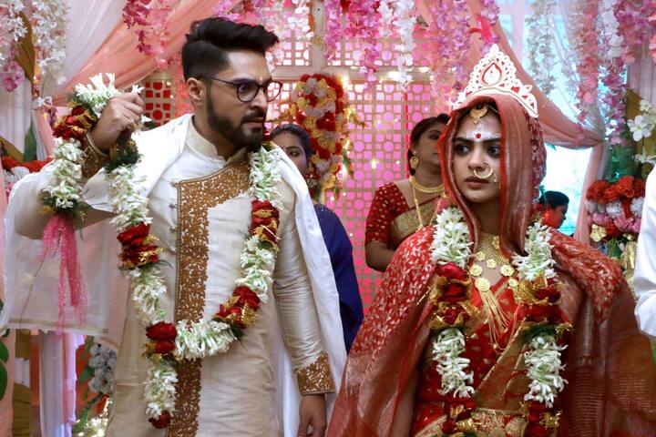 আনন্দ উৎসব মানেই গাঁটছড়া অর্থাৎ বিয়ে। খড়ির উদ্যোগে সেখানে আসেন আর্ট ফেস্টের মানুষ ও বিভিন্ন শিল্পীরা। সিমেন্ট, বালি তারপর সাদা রঙ, তার ওপরে গ্রাফিতির সাজ। কোথাও পানপাতা, কোথাও সানাই, কোথাও বিয়ের বিভিন্ন রীতি।