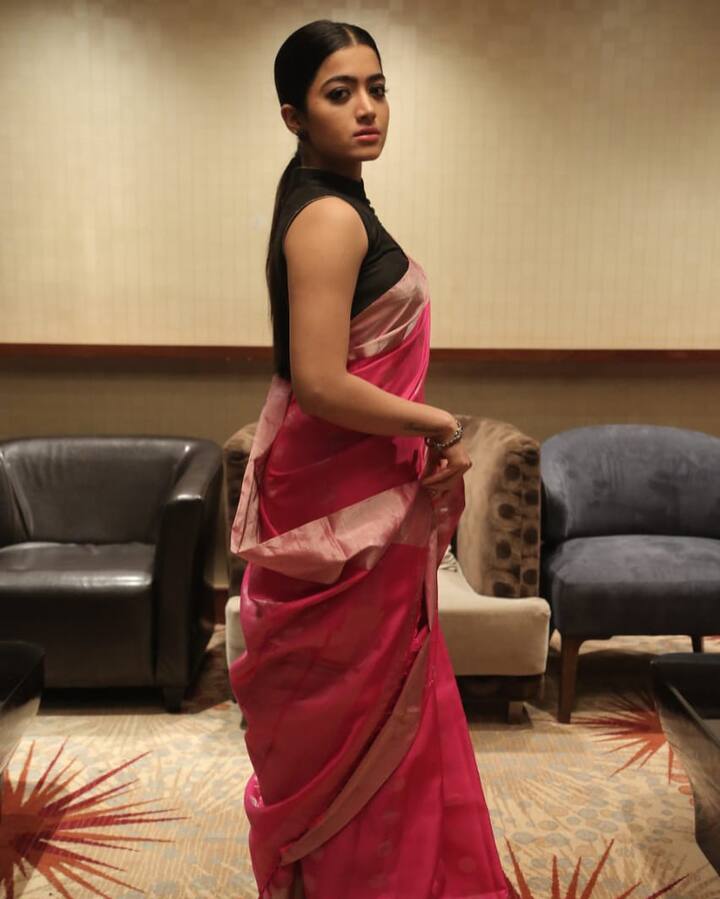 Rashmika Mandanna Saree Look: हाल ही में रश्मिता मंदाना फिल्म 'पुष्पाः द राइज़' में अल्लू अर्जुन के साथ नज़र आईं. इस फिल्म को लोग बेहद पसंद कर रहे हैं. वहीं, हम सभी जानते हैं कि करोड़ों लोग रश्मिका की खूबसूरती के दीवाने हैं.