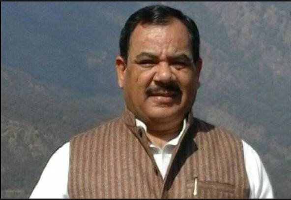 उत्तराखंड में पूर्व बीजेपी नेता हरक सिंह रावत 21 जनवरी को कांग्रेस में शामिल हो गए. माना जा रहा है कि पार्टी की तरफ से  ये कार्रवाई कांग्रेस के संपर्क में रहने के चलते की गई थी. हरक सिंह रावत को पिछले हफ्ते बीजेपी ने पार्टी से बाहर का रास्ता दिखाया दिया था. बता दें कि 2016 में जिस तरह हरीश रावत की सरकार गिरी उसका सबसे बड़ा सूत्रधार हरक सिंह को ही माना जाता है.