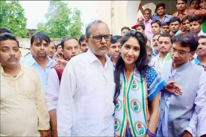 अदिति सिंह के पिता अखिलेश कुमार सिंह अलग अलग राजनीतिक पार्टियों से पांच बार रायबरेली का प्रतिनिधित्व कर चुके हैं.