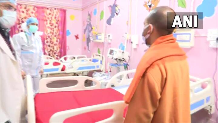 सीएम योगी ने अस्पताल में बने कोविड-वार्ड का निरीक्षण किया और कोविड पीड़ितों का हालचाल भी जाना.