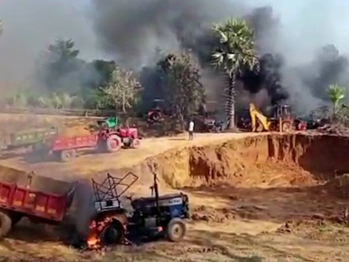 Naxals reactivated after Gadchiroli Nagar Panchayat elections attempts to create terror by burning 20 vehicles at Nelgunda गडचिरोलीत नगरपंचायत निवडणुकांनंतर नक्षलवादी पुन्हा सक्रिय, नेलगुंडा येथे 20 वाहने जाळत दहशत निर्माण करण्याचा प्रयत्न