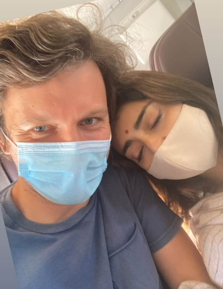 శ్రియ, ఆమె భర్త ఆండ్రీ, కుమార్తె రాధ శుక్రవారం ముంబై నుంచి హైదరాబాద్ వచ్చారు. (Image courtesy - @ Andrei Koscheev/Instagram)