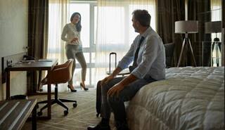 Crime News: હોટલમાં બે સ્વરૂપવાન યુવતીઓ સાથે રોકાયો હતો ફેકટરી માલિક, રાત્રે બન્યું એવું કે.......