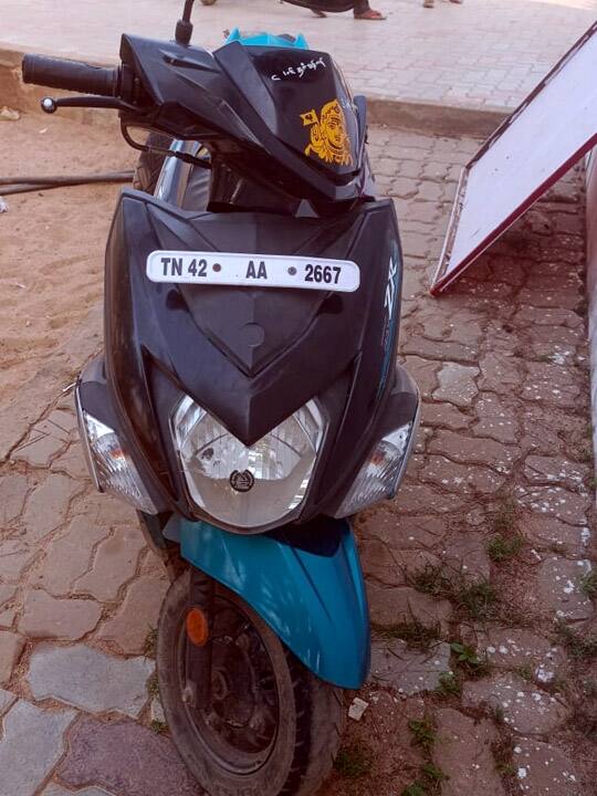 முன்னால் சென்ற ஸ்கூட்டர் மீது பின்னால் வந்த சரக்கு ஆட்டோ மோதியதில் 2 சிறுமிகள் உயிரிழப்பு