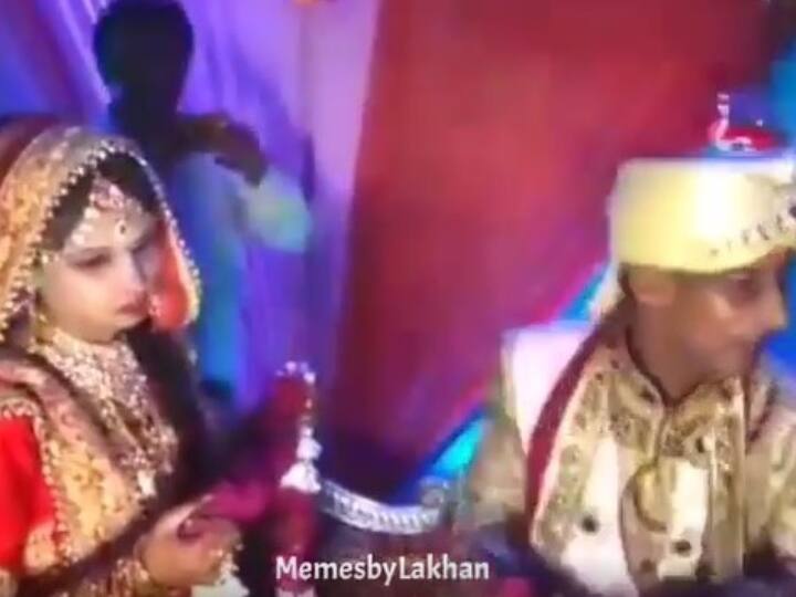 Watch: जयमाला के दौरान अचानक दुल्हन को आया गुस्सा, फिर होने लगी थप्पड़ों की 'बारिश' Funny video of jaimala getting viral bride slept a man, watch funny video Watch: जयमाला के दौरान अचानक दुल्हन को आया गुस्सा, फिर होने लगी थप्पड़ों की 'बारिश'