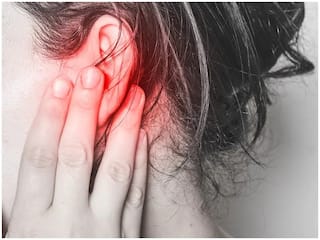 Omicron Symptoms : ओमायक्रॉन आणि कोरोनाचे नवीन लक्षण आले समोर, कानावर देखील होऊ शकतो याचा परिणाम