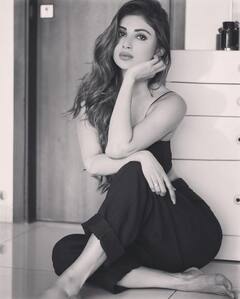 Mouni Roy Photos: એક્ટ્રેસ મૌની રોયની પ્રથમ પસંદ છે બ્લેક ડ્રેસ, જુઓ બ્લેકમાં તેનો હોટ અંદાજ