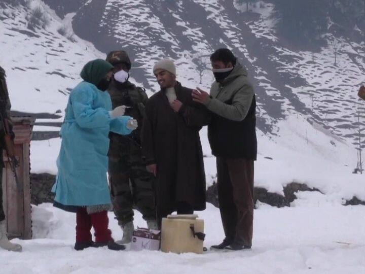 एएनआयने या वत्तसंस्थनेने लसीकरणाचे फोटो आणि व्हिडीओ शेअर केले आहेत.