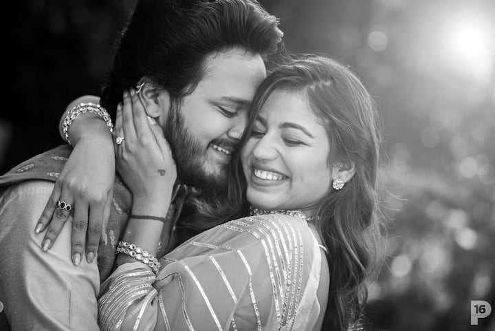 Rohit Raut and juilee joglekar wedding : मराठी कलाविश्वात सध्या लग्नसराईची धामधूम सुरु असल्याचं दिसून येत आहे. अशातच आता आणखी एका जोडप्याचा लग्नसोहळा नुकताच पार पडला आहे.