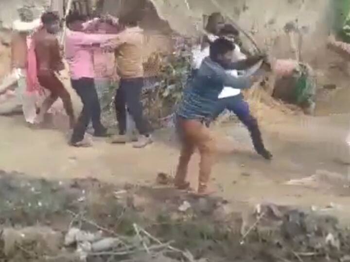 UP News: कानपुर देहात में दबंगों के मारपीट का वीडियो वायरल, महिलाओं पर भी बरसाईं लाठियां