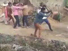 UP News: कानपुर देहात में दबंगों के मारपीट का वीडियो वायरल, महिलाओं पर भी बरसाईं लाठियां