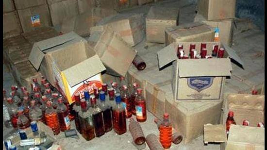 Excise Department Exposed large consignment of 2718 Boxs of liquor at Patiala ਆਬਕਾਰੀ ਵਿਭਾਗ ਵੱਲੋਂ ਪਟਿਆਲਾ ਵਿਖੇ ਸ਼ਰਾਬ ਦੀਆਂ 2718 ਪੇਟੀਆਂ ਦੀ ਵੱਡੀ ਖੇਪ ਦਾ ਪਰਦਾਫਾਸ਼