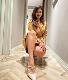 AshuReddy Photos: మోకాలికి చిన్న దెబ్బ... ఆ దెబ్బ కనిపించేలా అషూరెడ్డి హాట్ ఫోటోస్