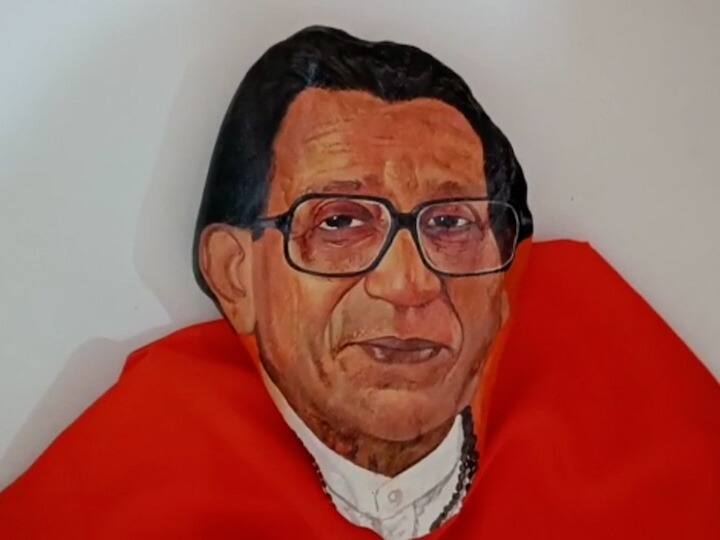 दगडाला आकार न देता, काटछाट न करता दगडावर चित्र साकारण्यात तसेच आव्हानात्मक चित्र साकारण्यात सुमन दाभोलकर यांचा हातखंडा आहे.