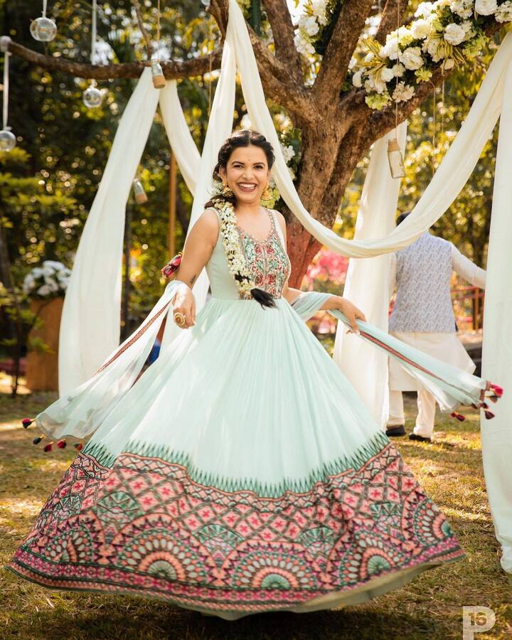 या दोघांच्या साखरपुडा समारंभातील हा खास लूक तिने सोशल मिडियाद्वारे चाहत्यांसोबत शेअर केलाय.