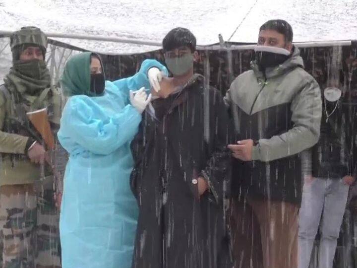 बारामुल्ला, जम्मू आणि काश्मीरसारख्या बर्फाळ प्रदेशांमध्ये हाडं गोठवणारी थंडी असतानाही आरोग्य कर्मचाऱ्यांकडून लसीकरण केले जात आहे.